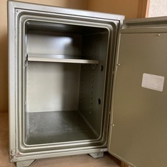 【無料‼︎】金庫あげます‼︎ カギ２本付き　w45 D47 H67の画像