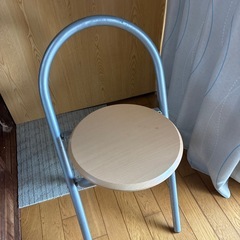 折りたたみテーブルと椅子の画像