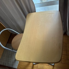 折りたたみテーブルと椅子の画像