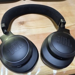 JBL ワイヤレスヘッドホン ブラック 本体　ケース付きの画像