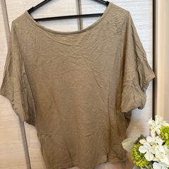 カーキ Vネック ルーズフィット 半袖Tシャツの画像