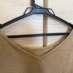 カーキ Vネック ルーズフィット 半袖Tシャツの画像