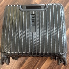 1人用軽量黒スーツケースの画像