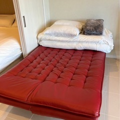 ソファーベッド赤の画像