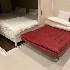 ソファーベッド赤の画像