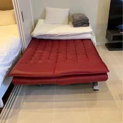 ソファーベッド赤の画像