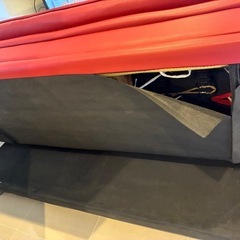 ソファーベッド赤の画像