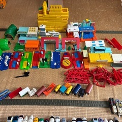 【お引取先決定しました】
プラレール車両・レール・駅・線路・踏切など　まとめて　ジャンク品の画像