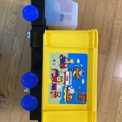 トラック型のおもちゃ箱の画像