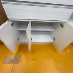 【リサイクルサービス八光】幅138㎝　エナメルホワイト　2口コンセント付き大型キッチンボードの画像