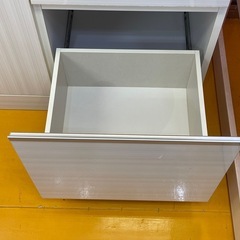 【リサイクルサービス八光】幅138㎝　エナメルホワイト　2口コンセント付き大型キッチンボードの画像