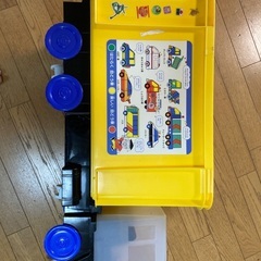 トラック型のおもちゃ箱の画像