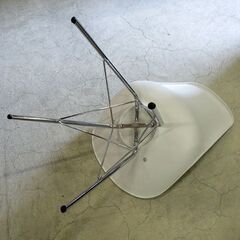 イームズ風 シェルチェア アイアン脚 ホワイト 椅子 チェア イス いす ダイニングチェア 札幌市東区 新道東店の画像