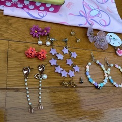 ピアス、布、缶セットの画像