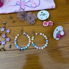ピアス、布、缶セットの画像