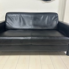 牛革ブラックソファーブラック、オットマン付きの画像