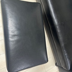 牛革ブラックソファーブラック、オットマン付きの画像