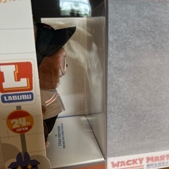 【限定品】 LABUBU WackyMart ぬいぐるみペンダント 店員ラブブの画像