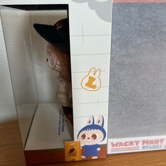 【限定品】 LABUBU WackyMart ぬいぐるみペンダント 店員ラブブの画像