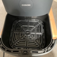 COSORI エアフライヤー（4.7L） 使用回数は3〜4回ほどです。 ただし、どうやら少し不具合があるようで、加熱に非常に時間がかかります。 電源は入り、動作もしますが、調理時間がとても長いです。  修理できる方、または部品取りなどで活用できる方にお譲りします。  ⚠️注意：ジャンク品（処分品）です。返品・クレームはご遠慮ください。  受け渡しは〇〇駅周辺（← bạn điền địa điểm của bạn, ví dụ: 相模原駅付近など）でお願いします。 の画像