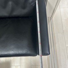 牛革ブラックソファーブラック、オットマン付きの画像