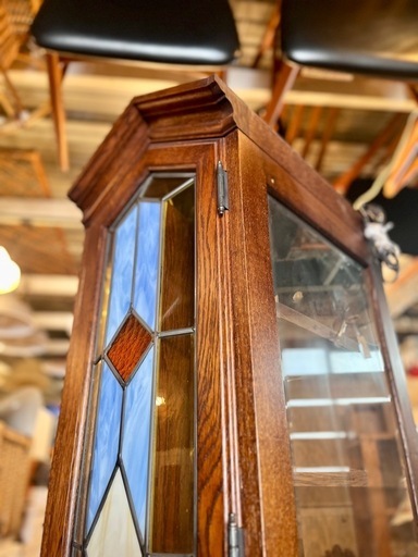 《売約済》蝦夷民芸家具 えぞ民芸 ステンドグラスキャビネット　ガラスキャビネット　コレクションボード　ディスプレイキャビネット　収納棚　飾り棚　アンティーク家具　ヴィンテージ家具　レトロ家具　木製キャビネット　和モダン家具　昭和レトロ　北海道家具　民芸家具 民藝　ガラスショーケース ショーケース