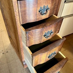 えぞ民芸家具　ステンドグラスキャビネット　ガラスキャビネット　コレクションボード　ディスプレイキャビネット　収納棚　飾り棚　アンティーク家具　ヴィンテージ家具　レトロ家具　木製キャビネット　和モダン家具　昭和レトロ　北海道家具　民芸家具 ガラスショーケース ショーケース　の画像