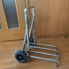 荷物乗せるキャリーの画像