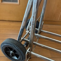 荷物乗せるキャリーの画像