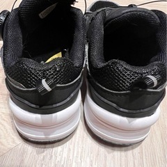 キッズシューズ サイズ16.0 黒 メッシュ素材 ダイヤル式シューレースの画像