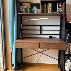 6畳のお部屋に最適　棚・引き出し付きデスクの画像