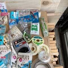 釣り道具たくさん　道具箱　仕掛け　釣り糸　糸の画像