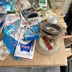 釣り道具たくさん　道具箱　仕掛け　釣り糸　糸の画像
