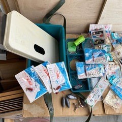 釣り道具たくさん　道具箱　仕掛け　釣り糸　糸の画像