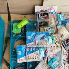 釣り道具たくさん　道具箱　仕掛け　釣り糸　糸の画像