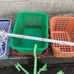 プラスチックのカゴ、洗濯バサミ、洗濯物干しの画像