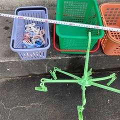 プラスチックのカゴ、洗濯バサミ、洗濯物干しの画像