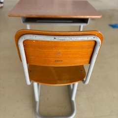 小学校の机と椅子の画像