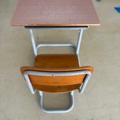 小学校の机と椅子の画像