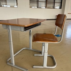 小学校の机と椅子の画像