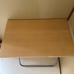 折りたたみ机の画像