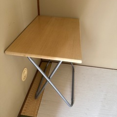 折りたたみ机の画像