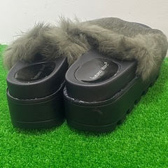 厚底ファーサンダル　カーキ　37　　の画像