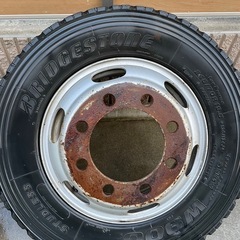 トラック用　タイヤ　3本の画像