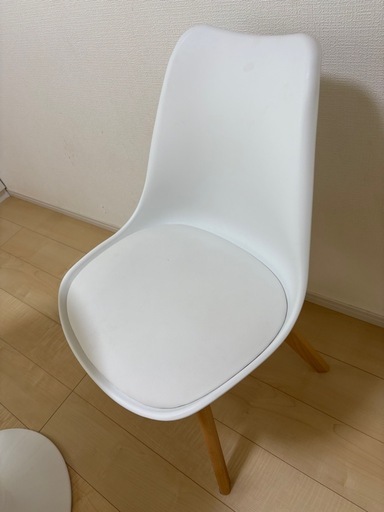 ダイニングテーブルセット
机と椅子２つセット