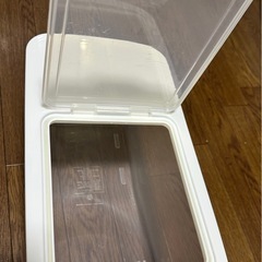 ニトリ 米びつ 6kg ペット餌いれの画像