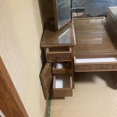 レトロなドレッサー三面鏡の画像