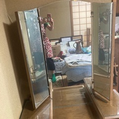 レトロなドレッサー三面鏡の画像