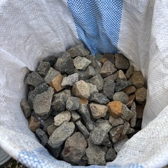 砕石　砂利　石　ガーデニング　土嚢袋一袋当たりの価格の画像