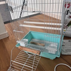鳥カゴ→底トレイ・餌入れ・水入れ・ブランコ・止まり木つきの画像